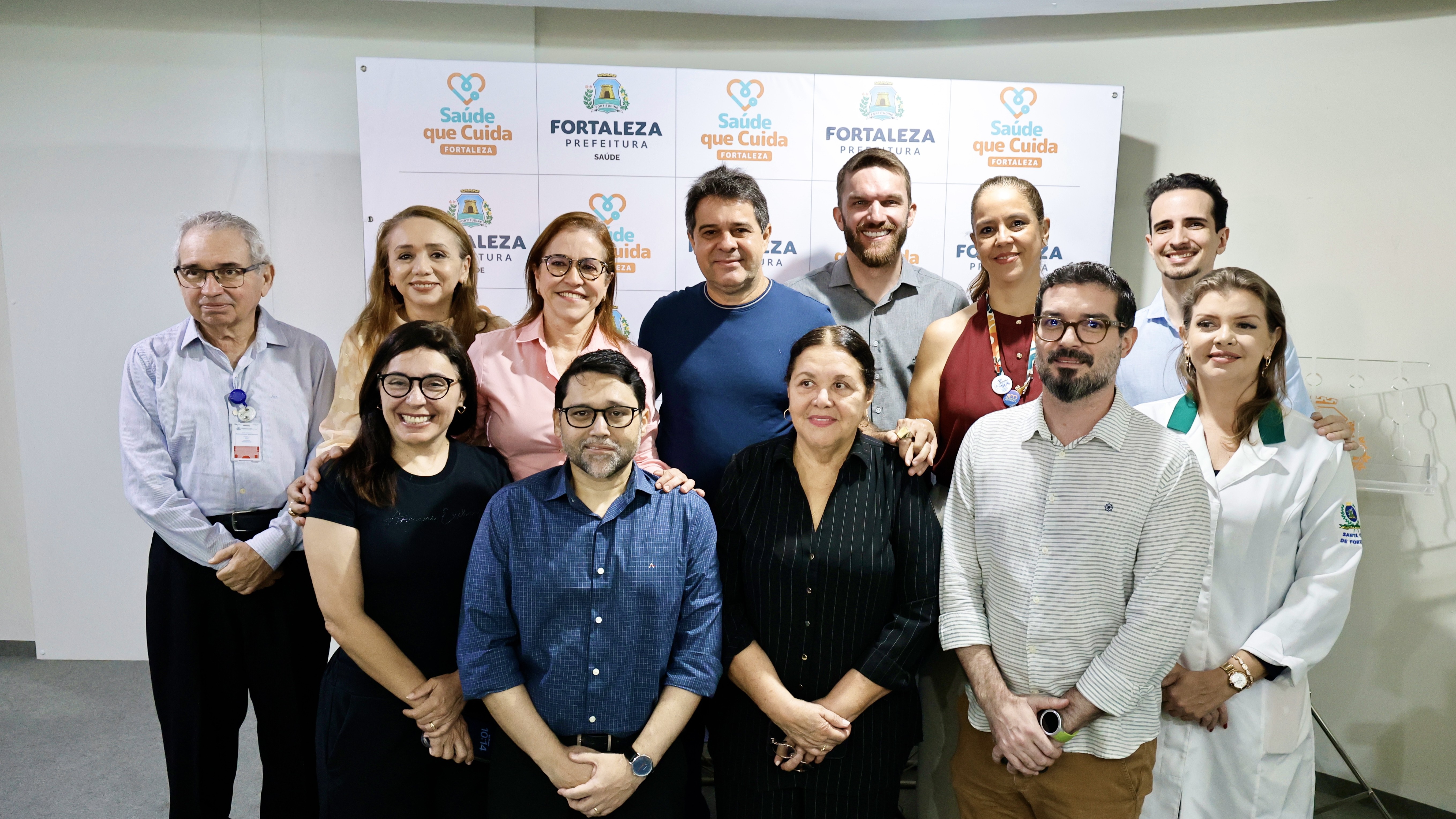 grupo de pessoas posa para a foto